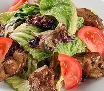 Теплый салат с куриной печенью