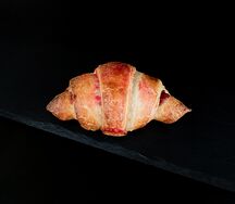 Круассан с малиной