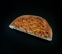 Половина пирога с ветчиной и сыром