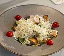Салат Цезарь с курицей