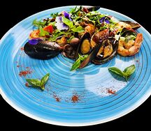 Теплый салат с морепродуктами и грушей в сливочно-грушевой заправке