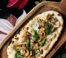 Лепёшка, лесные грибы, крем из трюфеля