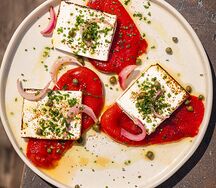 Обожженный сыр, маринованный перец