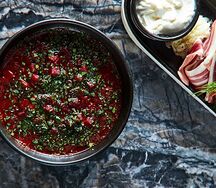Борщ с говядиной, фермерским салом и хлебом из печи