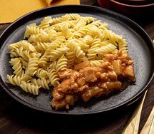 Макароны с курицей и ананасом
