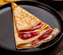 Блин с клубничным джемом