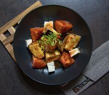 Салат с баклажанами фри, помидорами и сыром фета