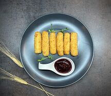 Сырные палочки с ягодным соусом