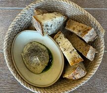 Хлебная корзина и трюфельное масло
