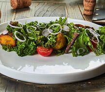 Теплый салат Обломовъ с говядиной и мини-картофелем