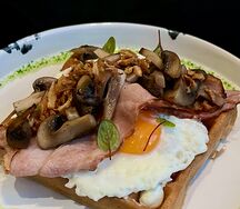 Вафля с беконом и грибами