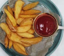 Картофель по-деревенски с соусом