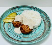 Котлеты куриные с рисом и грибным соусом