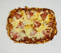Пицца с ветчиной и сыром