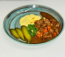 Гуляш с картофельным пюре 