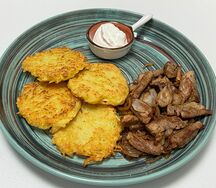 Драники с поджаркой и сметаной