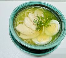 Бульон с курицей и яйцом 