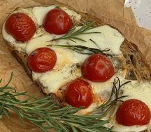 Сырная брускетта с томатами и розмарином