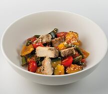 Салат с индейкой и жареной фасолью