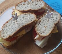 Сэндвич с курицей на цельнозерновом хлебе