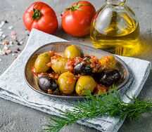 Ассорти средиземноморских маслин и оливок