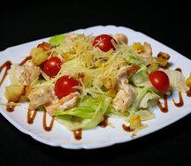 Салат Цезарь с креветками
