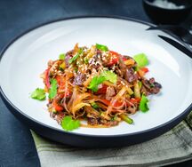 Говядина с овощами и стеклянной лапшой в соусе терияки