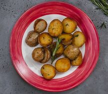 Беби-картофель с розмарином