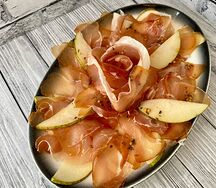 Пармская ветчина с грушей