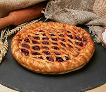 Пирог с яблоком и черной смородиной
