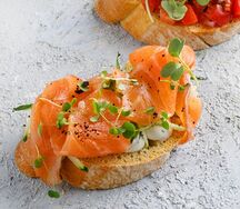 Брускетта с лососем и сливочным сыром
