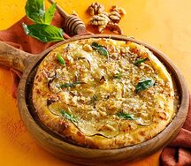 Хачапури с горгонзолой и грушей