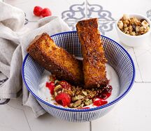 Йогурт с малиной и карамелизированными бриошами