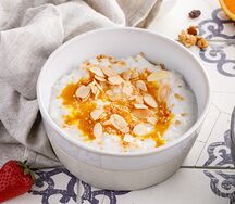 Каша рисовая на кокосовом молоке с соусом из манго