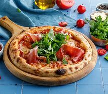 Пицца с пармой и руколой