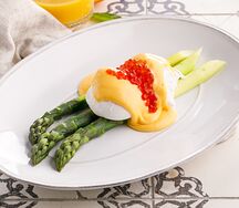 Спаржа Бенедикт с красной икрой