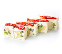 Сладкий ролл с клубничным соусом