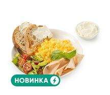 Скрембл с ветчиной и авокадо