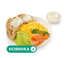 Скрембл с лососем и авокадо