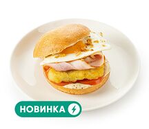 Завтрак на булочке с беконом и хашбрауном