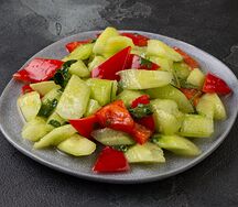 Салат из огурцов в чесночном соусе