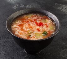 Суп с помидором и яйцом