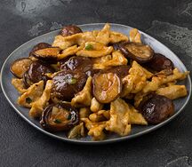 Свинина, жаренная с грибами сянгу