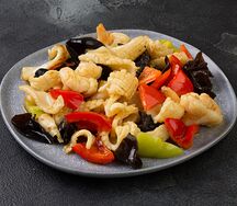 Креветки и кальмары, жаренные с черными древесными грибами