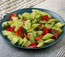 Салат из огурцов в чесночном соусе