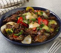 Говядина, жаренная с луком и паприкой