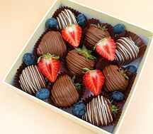 Клубника и голубика в бельгийским шоколаде Callebaut №157