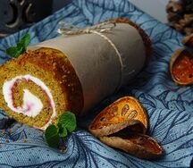 Морковный рулет с малиной и сливочным сыром