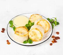 Сырники с изюмом и сгущенным молоком