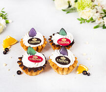 Корзиночка с черной смородиной и апельсином пирожные